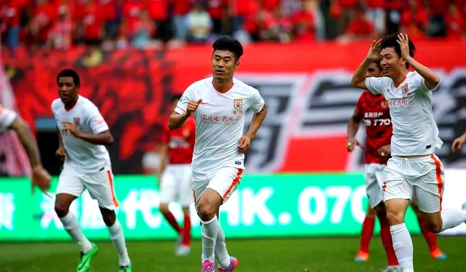 波澜起伏的比赛，球员们为荣耀奋力拼搏的简单介绍